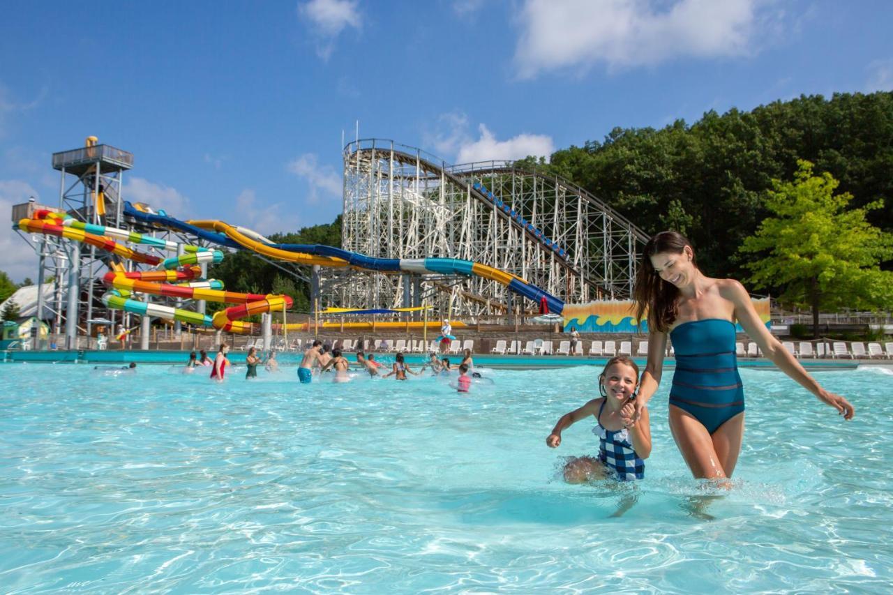 Six Flags Great Escape Lodge & Indoor Waterpark 퀸스베리 외부 사진