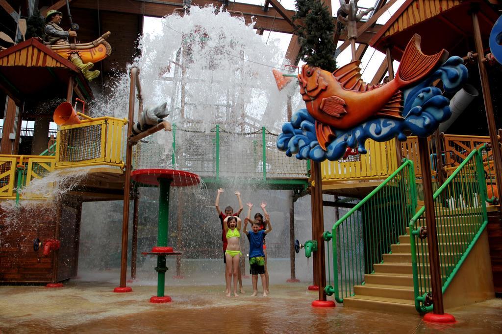 Six Flags Great Escape Lodge & Indoor Waterpark 퀸스베리 외부 사진