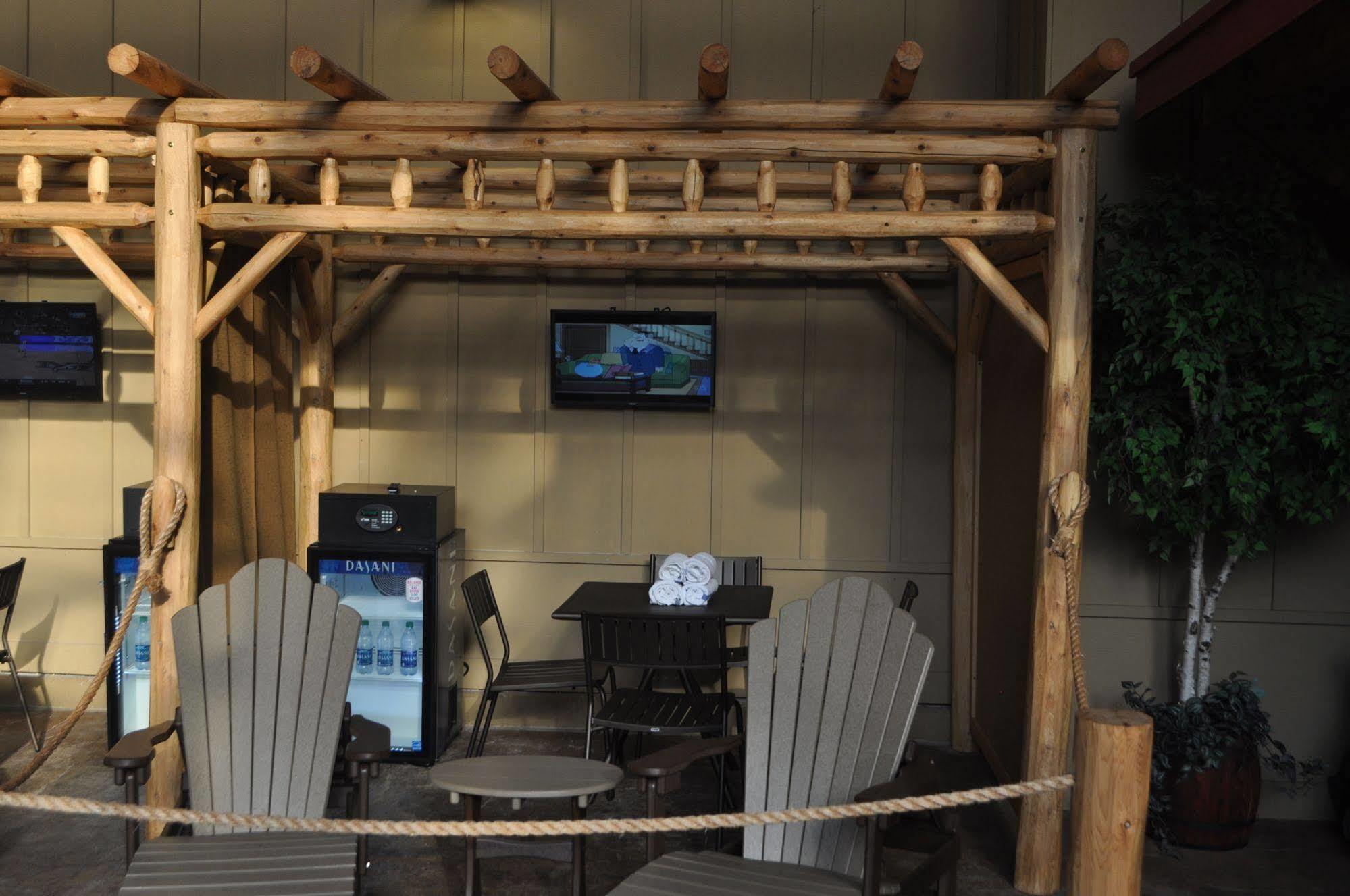 Six Flags Great Escape Lodge & Indoor Waterpark 퀸스베리 외부 사진