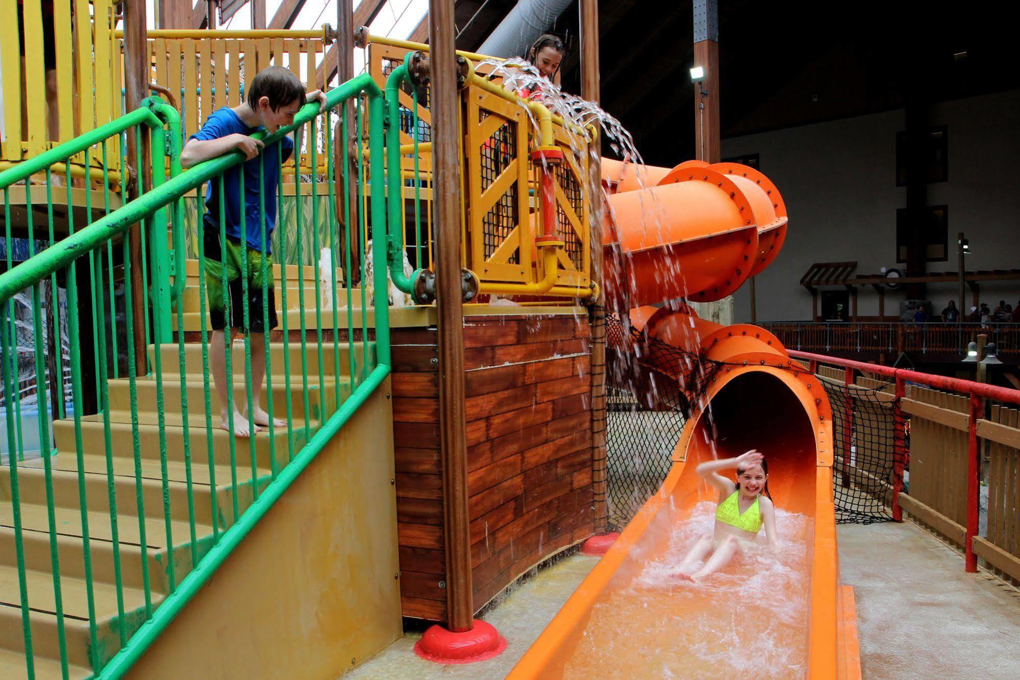 Six Flags Great Escape Lodge & Indoor Waterpark 퀸스베리 외부 사진